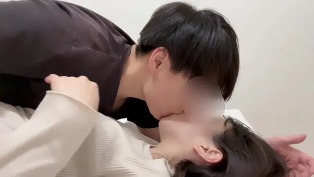 Black-haired beauty Maria deep kisses and swallows cum